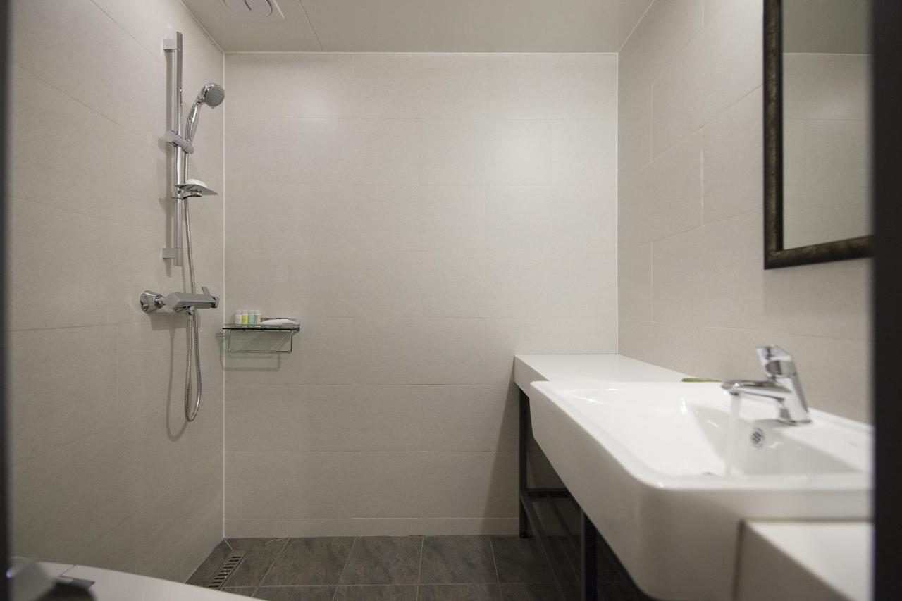 The Hotel Gray Busan Bagian luar foto